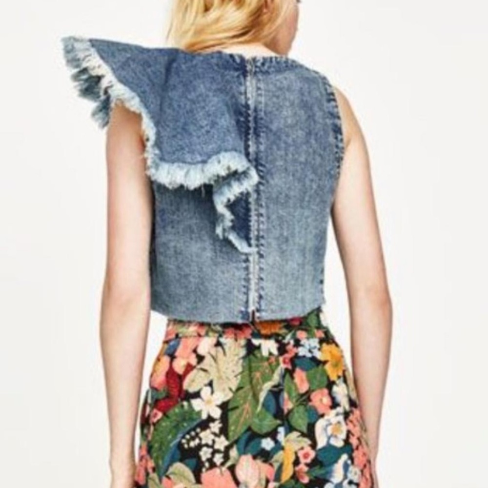 EXCELLENT CONDITIONS
ZARA DENIM FRAYED RUFLLE •DEMIN TOP - Picture 2 of 7